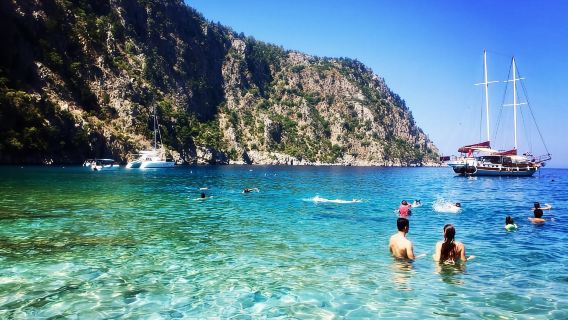 Fethiye: Paseo en barco al Valle de las Mariposas con tiempo en la playa