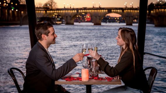Paris : 3-Course Gourmet Dinner Cruise on Seine River