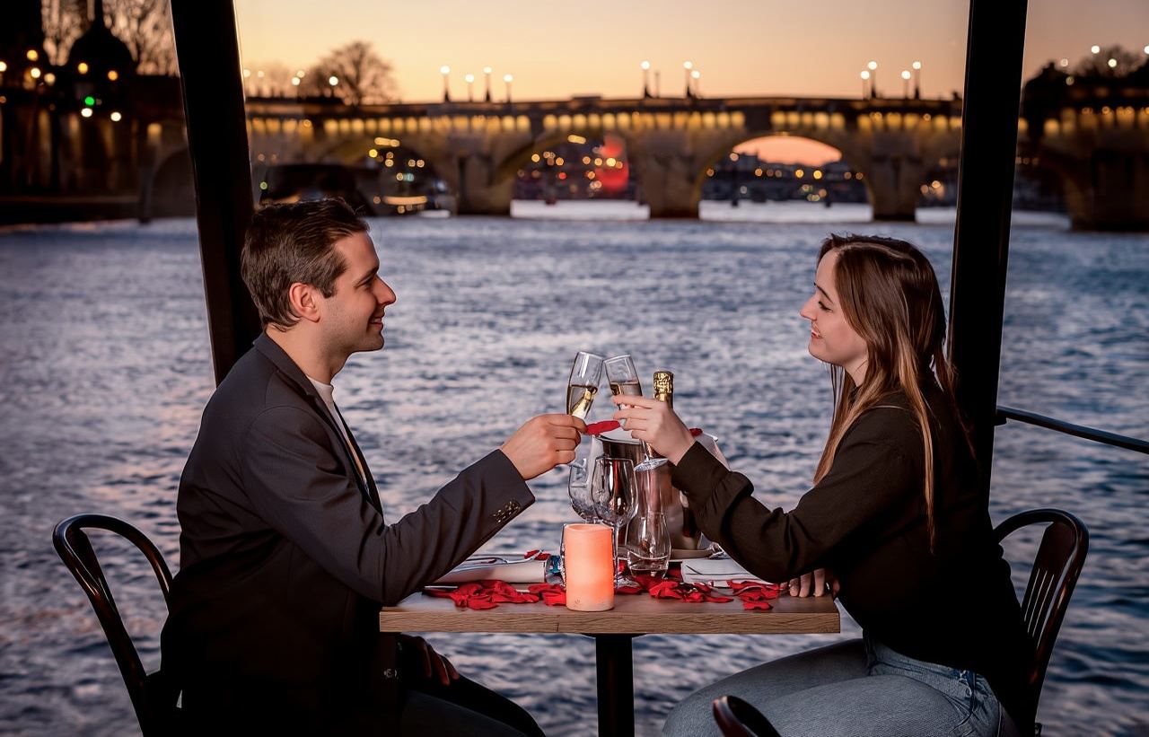 Paris : 3-Course Gourmet Dinner Cruise on Seine River