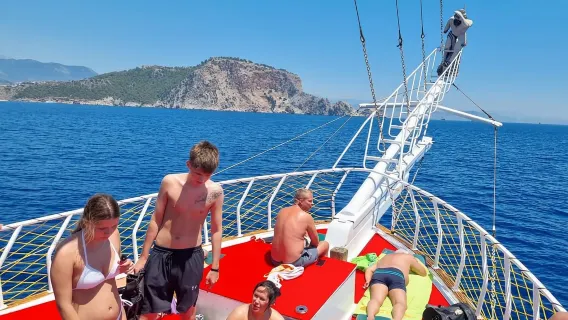 Alanya: rilassante giro in barca con pranzo, senza schiuma e musica ad alto volume