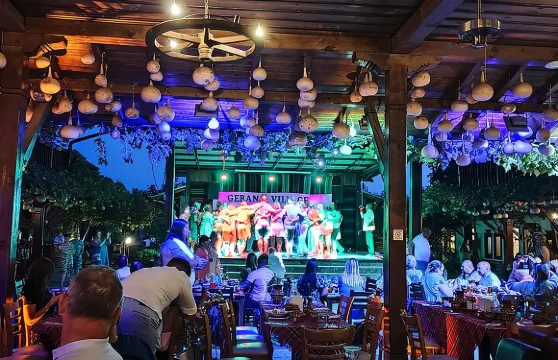 來自內塞巴爾和陽光海灘的保加利亞晚餐及表演