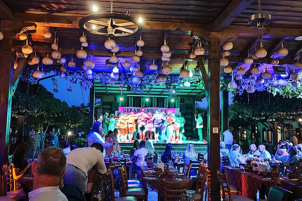 Bulgarisches Abendessen mit Show aus Nessebar und Sonnenstrand