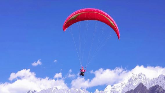 麗江玉龍雪山滑翔傘基地滑翔傘飛行體驗【海拔2400公尺飛行+新奇玩法+專業教練帶飛】