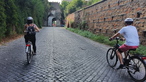 3-hour bike rental with Catacombs guided tour