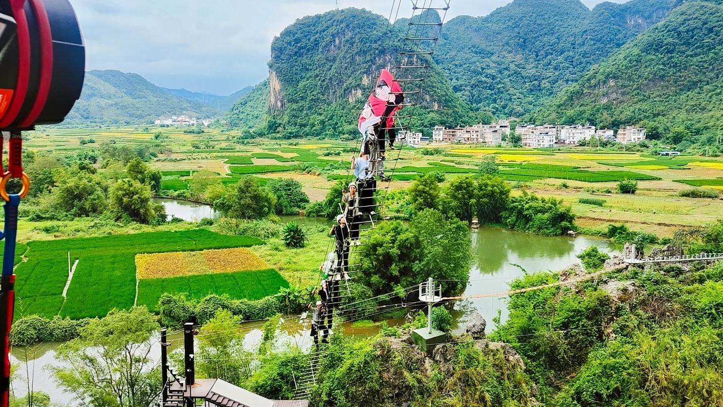 Immersione di 1 giorno all'avventura all'aria aperta a Yangshuo: arrampicata su roccia/ferrata e tracciamento del fiume