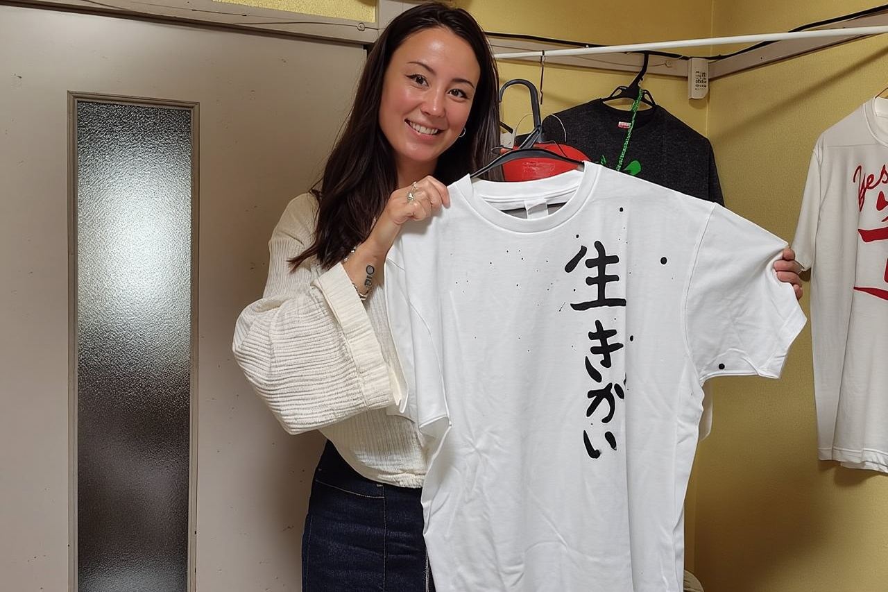 งานเขียนพู่กันบนเสื้อยืดหรือโคมไฟใกล้สกายทรี โตเกียว