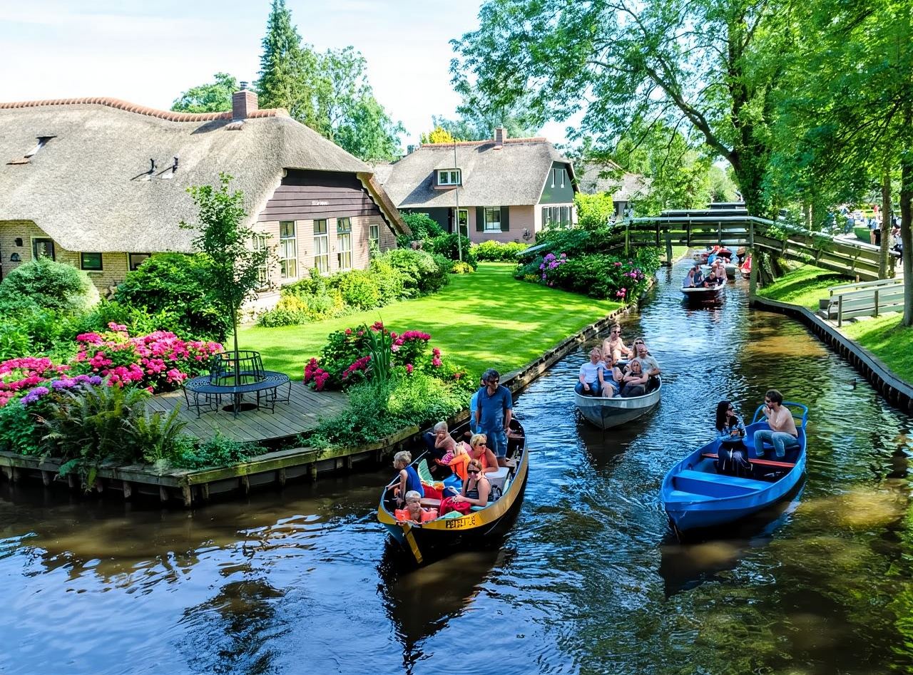 Amsterdam Giethoorn + Marken + Bovenwijde day tour in the Netherlands