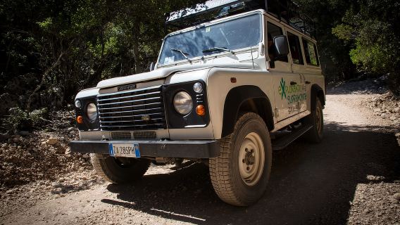 Кала Мариолу: трансфер на джипе и лодке для самостоятельного похода