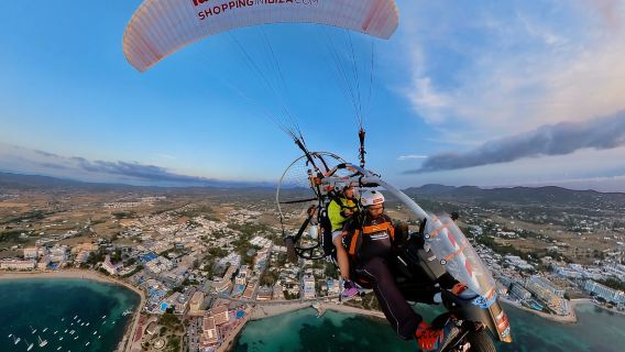 Motor-Paragliding über Ibiza