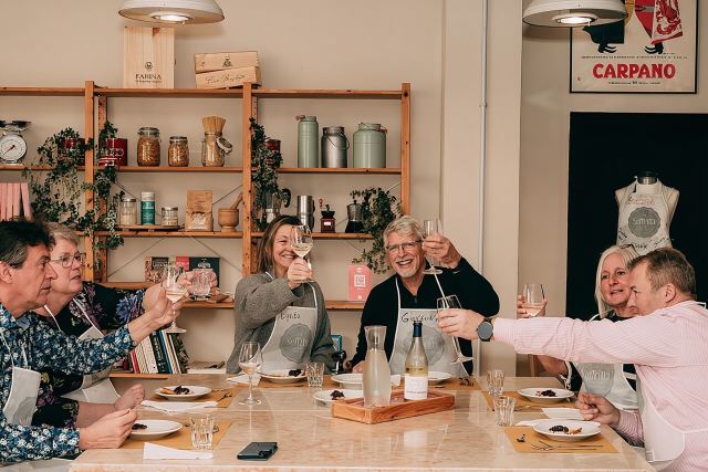 Verona: Italian Cooking Class with Pasta, Risotto and Tiramisù