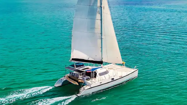 泰國普吉島遊艇包船租賃（豪華飛橋艇／雙體動力遊艇／運動快艇）海釣浮潛登島沙灘日落晚餐海鮮 BBQ 海上衝浪