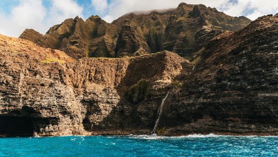 Kauai: Segelboot-Tour bei Sonnenuntergang an der Napali-Küste mit Abendessen