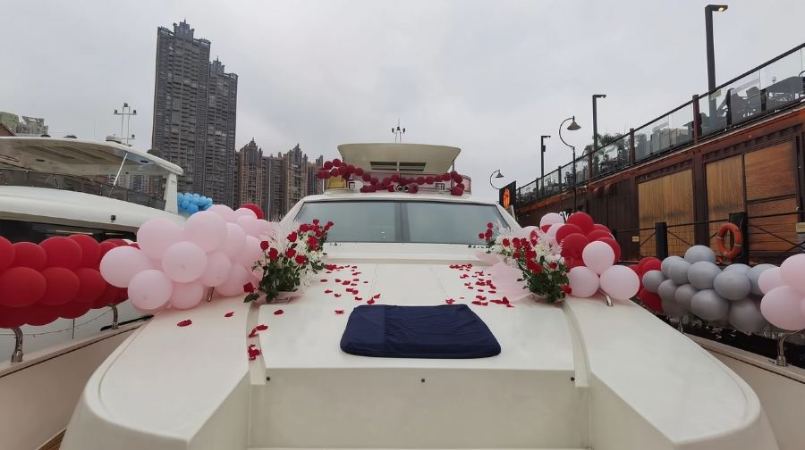 【特色求婚圓桌選項17666】廣州86英尺豪華遊艇包船求婚（含遊艇求婚場景佈置+遊艇用餐“7-10人份”+跟拍