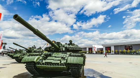 Tagesausflug zum Triumphbogen, Siegesplatz und Militärmuseum in Moskau