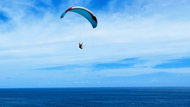 Gleitschirmfliegen am Uluwatu-Klippen in Bali mit Optionen für Ulu/Alam