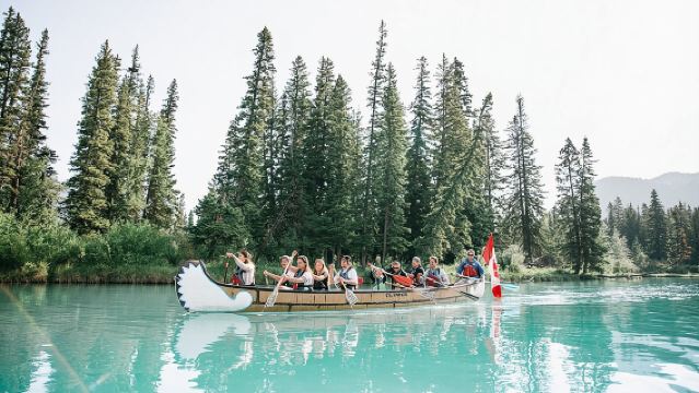 ทัวร์พายเรือแคนูขนาดใหญ่ในอุทยานแห่งชาติแบนฟ์