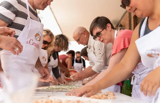 在亞西西和媽媽一起上義大利麵製作課