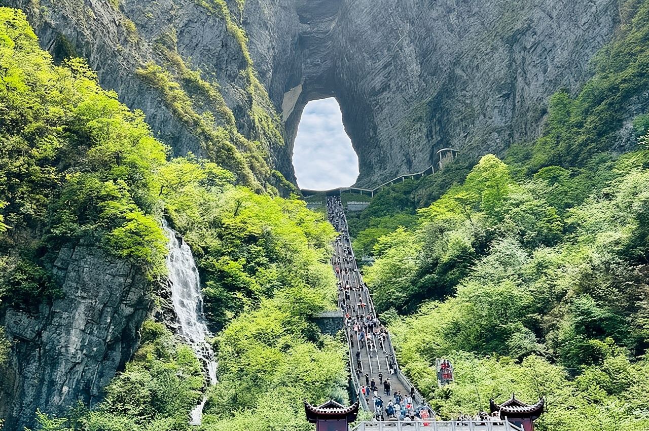 ทัวร์ส่วนตัว 1 วัน จางเจียเจี้ย เที่ยวชมภูเขาเทียนเหมินและสะพานกระจก