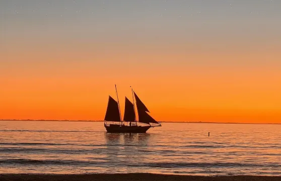 陽光海岸帆船公司的日落帆船體驗!