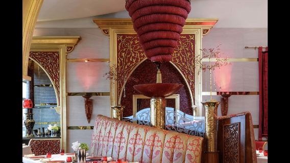 ประสบการณ์การรับประทานอาหารที่ร้านอาหารในโรงแรมเรือใบ