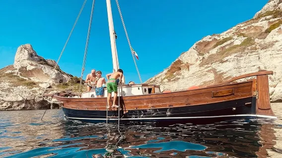 Cagliari: Tur Kapal dengan 4 Perhentian Berenang, Snorkeling & Aperitif Sardinia