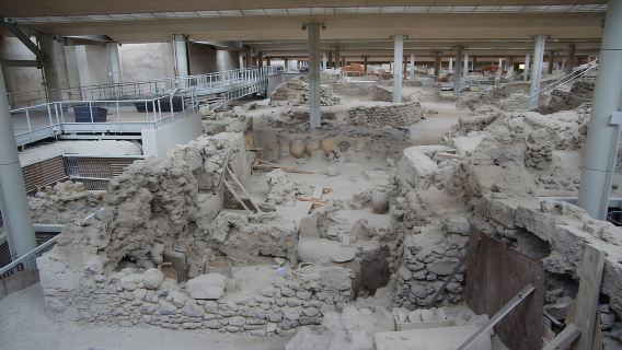 Archeologische bustour naar de opgravingen van Akrotiri en het Rode Strand