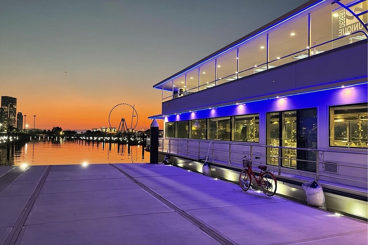 Crociera in dhow a Dubai Marina in catamarano-barca di vetro con buffet + bevande analcoliche + spettacolo dal vivo