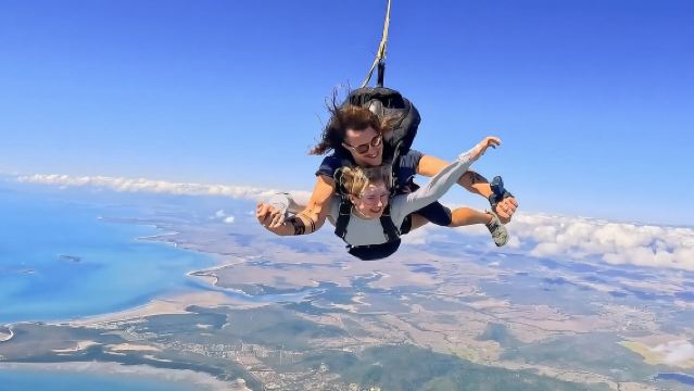 Paracadutismo con vista sull'oceano ad Airlie Beach nelle Whitsunday Islands [Trasferimento in città opzionale|Opzione per foto e video|Atterraggio sulla spiaggia|Vista sulla Grande Barriera Corallina|Skyone Skydiving]