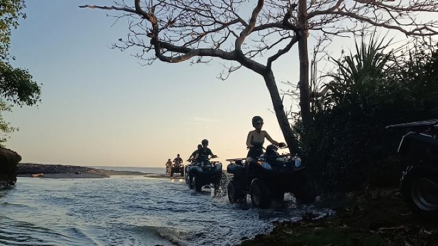 Bali: ATV-sunsettour langs strand, rijstvelden en dorp