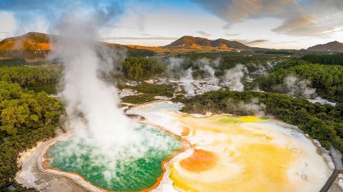 Hobbiton & Rotorua including Waiotapu Day Tour from Auckland