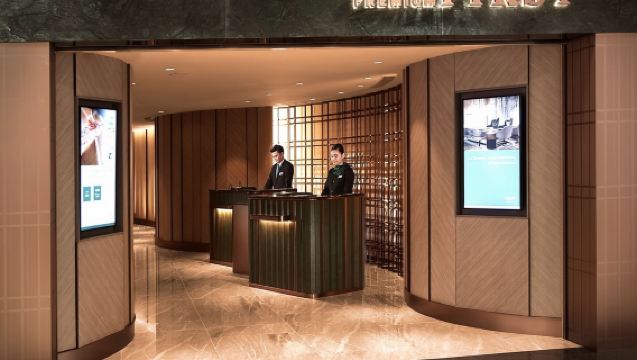 คูปองส่วนลดสำหรับใช้ห้องรับรองพิเศษพลาซ่าพรีเมี่ยมเฟิร์สต์ที่ท่าอากาศยานนานาชาติฮ่องกง 3 ชั่วโมง & คูปองส่วนลด 6 ชั่วโมง & ประสบการณ์ห้องรับรองพิเศษ 8 ชั่วโมง พร้อมห้องอาบน้ำ+อาหาร+Wi-Fi+บาร์