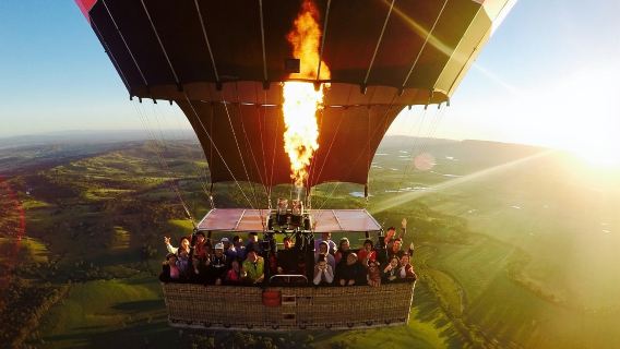 60-minute hot air balloon ride in Byron Bay (includes breakfast + digital photos + insurance with optional transfers)