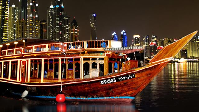 Cena in Crociera a Dubai Marina con Spettacolo di Intrattenimento