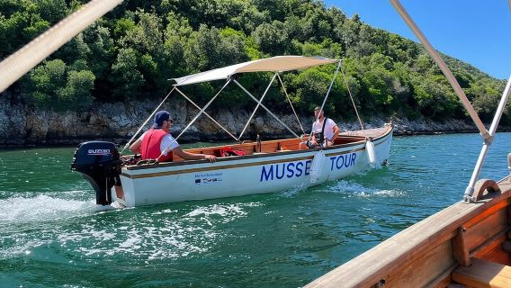 Ksamil: Paseo en barco para ver mejillones con comida y bebida en Albania