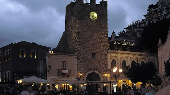 Taormina Segreta: Tour Privato Notturno tra Leggende, Miti e Degustazioni