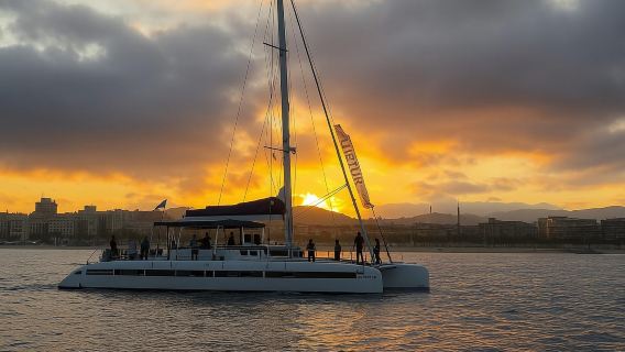 Barcelona: Luxus-Katamaran-Sonnenuntergangsfahrt