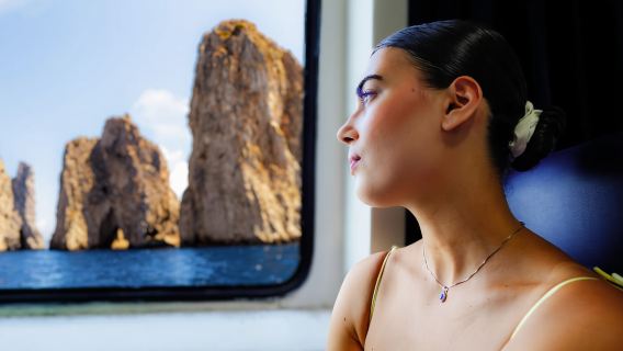 Napoli: Trasferimento a Capri con giro in barca dell'isola e tempo libero