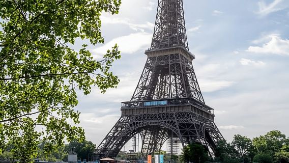 Paris: Seine River Cruise with Champagne from Eiffel Tower