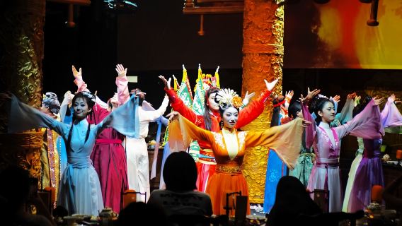 Pechino Banchetto Imperiale - Esperienza Immersiva di Banchetto Reale (Ruscello Serpeggiante + Nobildonne e Letterati in Costume d'Epoca + Trattamento da Imperatore + Servizi Opzionali di Cambio Abito/Trucco/Fotografia)