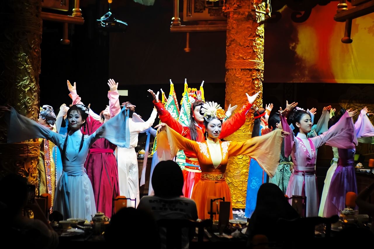 ปักกิ่งเหยี่ยน ไหว้เหยี่ยน • งานเลี้ยงราชสำนักแบบดื่มด่ำ (สะพานเล็กน้ำไหล + ล้อมรอบด้วยบัณฑิตและสาวงามในชุดโบราณ + ประสบการณ์แบบจักรพรรดิ + เลือกบริการเปลี่ยนชุด/แต่งหน้า/ถ่ายภาพได้)