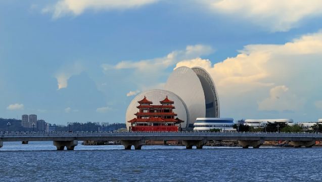 Private Yacht Charter in Zhuhai [Hong Kong-Zhuhai-Macao Bridge/Shell of the Sun and Moon/Macau Island Cruise/Island Hopping]