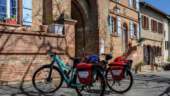 Paseo panorámico en bicicleta eléctrica a un pueblo en la cima de una colina desde Toulouse