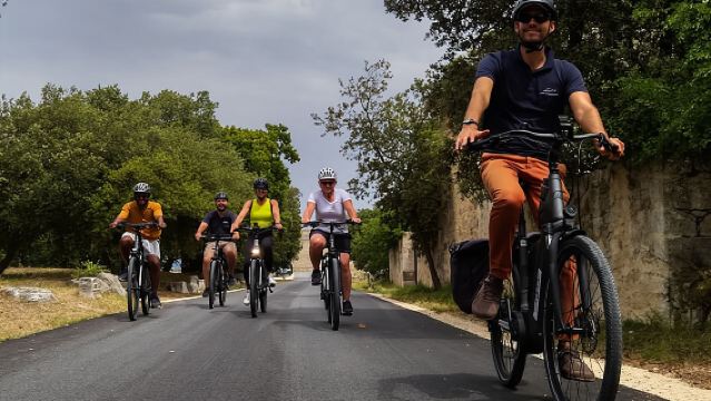 Full day e-bike tour in the Luberon region from Aix en Provence