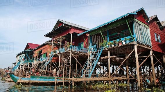 Lawatan matahari terbenam di Kampong Phluk perkampungan tiang di Tonle Sap