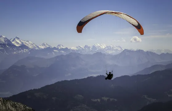 瑞士因特拉肯+滑翔傘+圖恩湖一日遊【中文專車-舒適純淨】