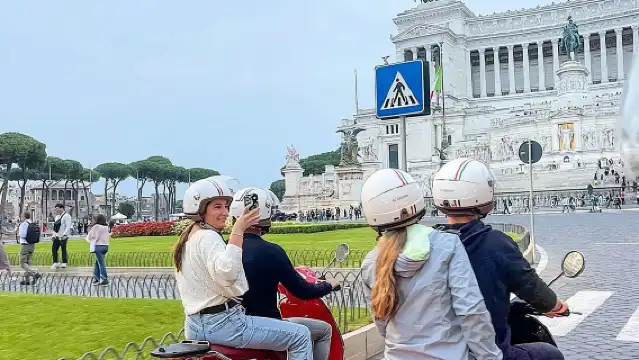 Rome by Vespa: Classic Rome Tour with Pick up