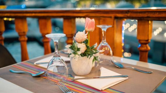 Dubái: crucero panorámico en dhow con cena buffet y espectáculos en vivo