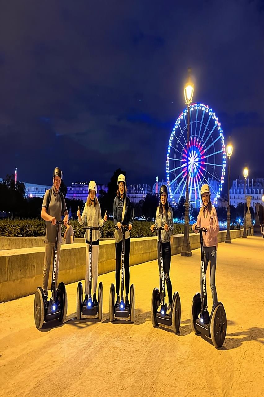 Parigi di notte: tour notturno in Segway con una guida locale