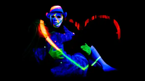 布拉格:地下黑光劇場互動表演