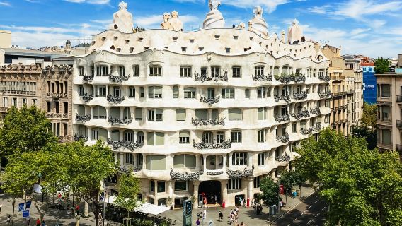 Barcelona: Tur Berpemandu Akses Pagi ke Casa Milà
